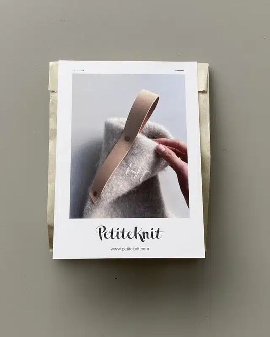 PetiteKnit_Leather-strap-for-Xmas-stocking_02