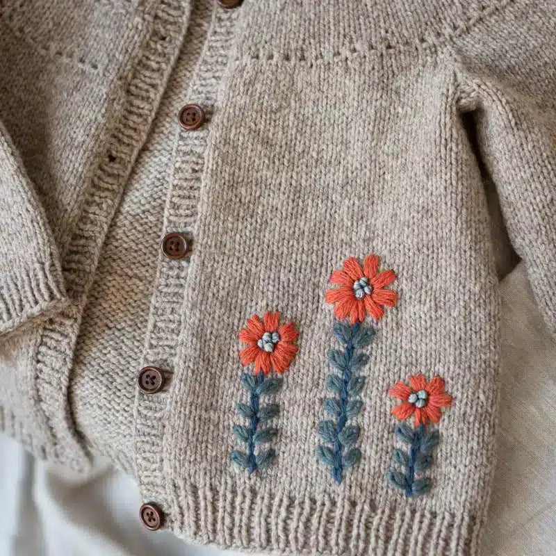 Embroidery on Knits de Judith Gummlich et Laine Publishing, livre de tricot en anglais