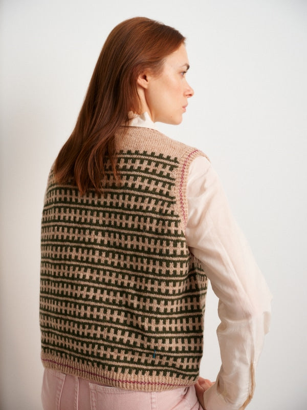 Laine_52-Weeks-of-Sweaters_Julia-Exner