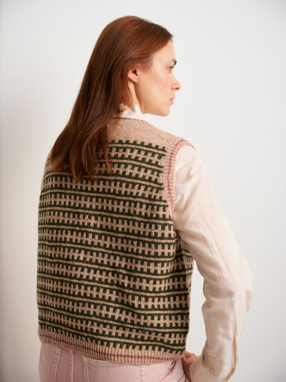 Laine_52-Weeks-of-Sweaters_Julia-Exner