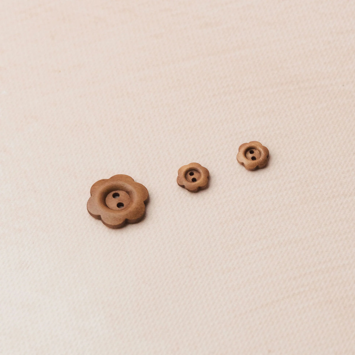 Boutons fleur en bois foncé 13 mm - KNITS